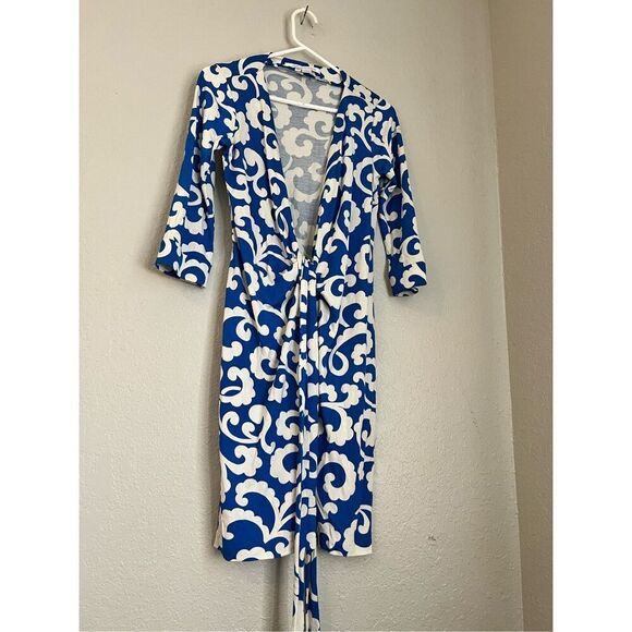 Diane Von Furstenberg Dresses & Skirts - DIANE VON FURSTENBERG BLUE & OFF WHITE PRINT 100% SILK WRAP DRESS SIZE 8